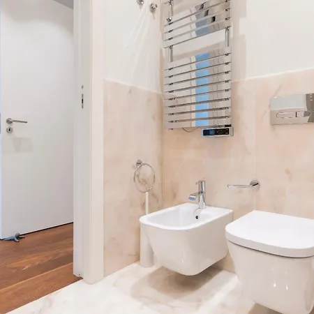 Stunning With Balcony By Lovelystay Apartament