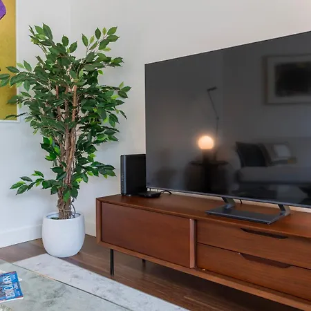 Apartmán Spacious 2Br With Balcony By Lovelystay *