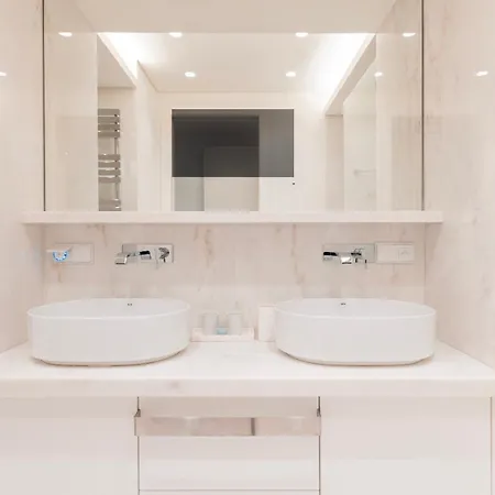 Stunning With Balcony By Lovelystay Apartment *